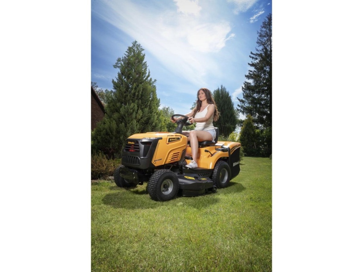 Dvouválcový travní traktor 102 cm se zadním výhozem a hydrostatickou převodovkou Riwall PRO RLT 102 HRD TWIN