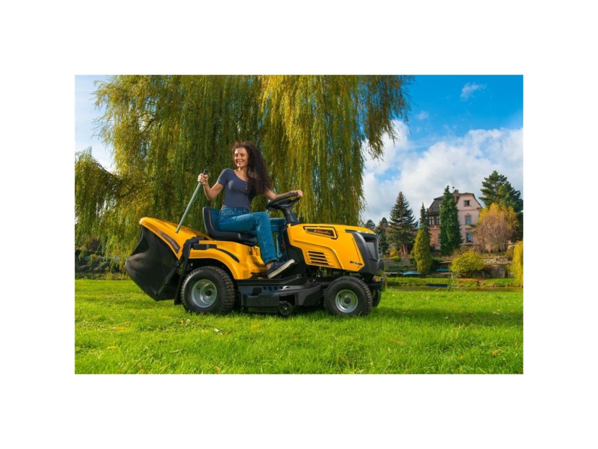 Dvouválcový travní traktor 102 cm se zadním výhozem a hydrostatickou převodovkou Riwall PRO RLT 102 HRD TWIN