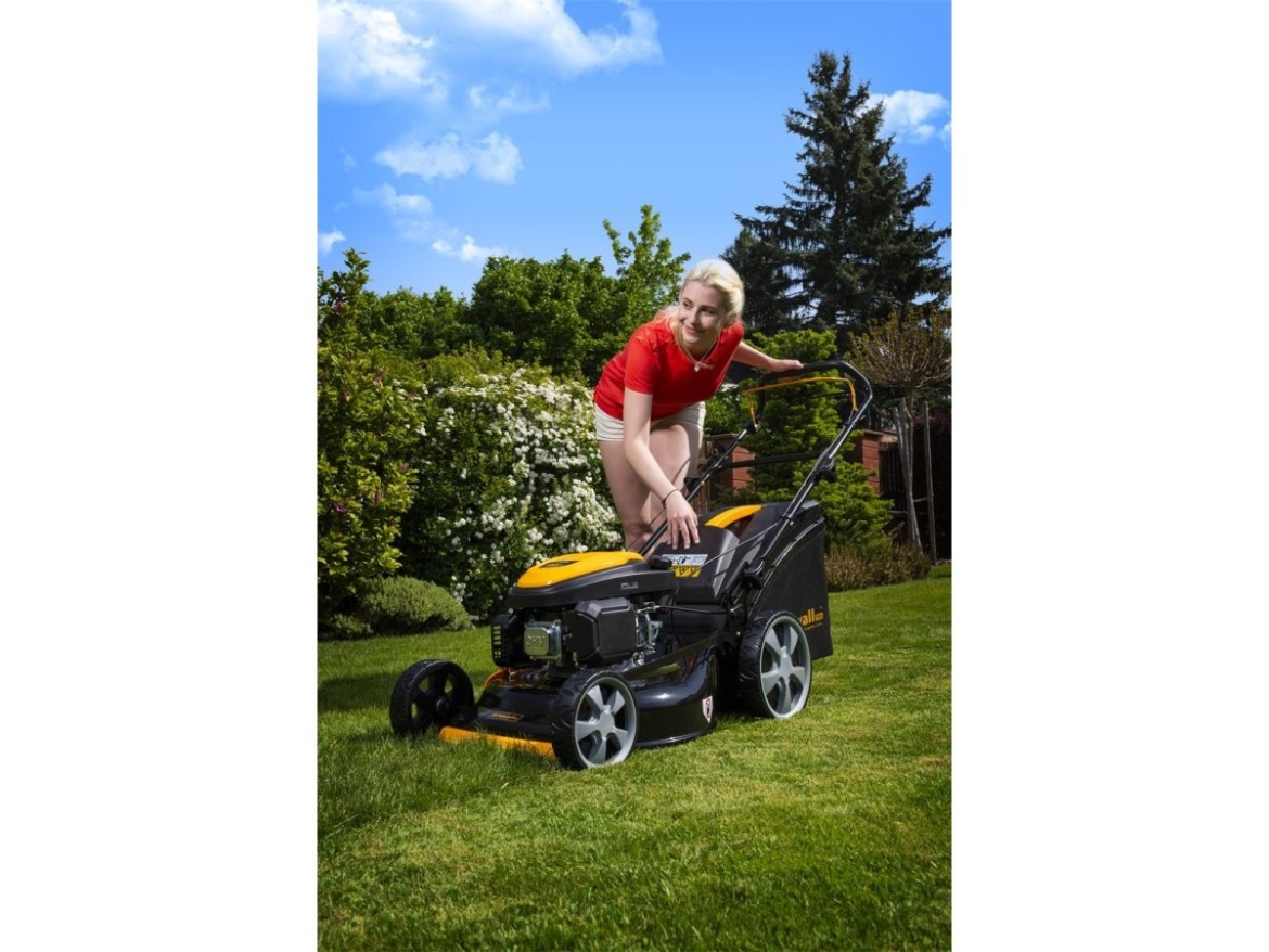 Multifunkční travní sekačka 4 v 1 s benzinovým motorem a pojezdem Riwall PRO RPM 5155 PRO