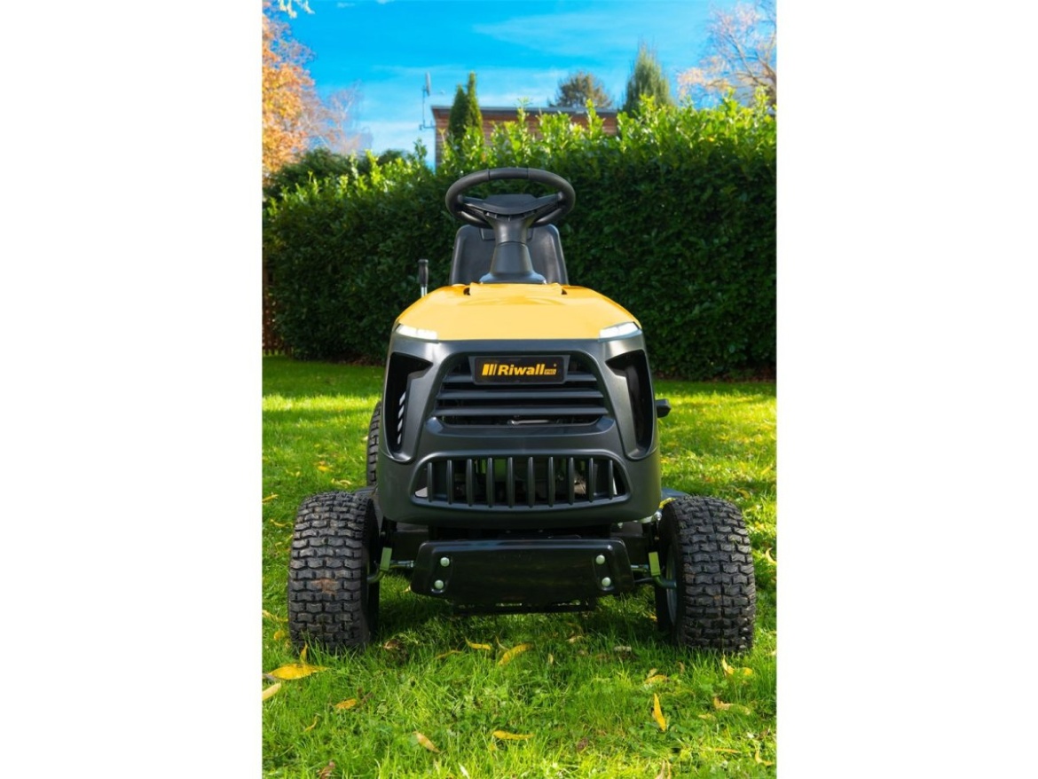Travní traktor 92 cm se zadním výhozem a hydrostatickou převodovkou Riwall PRO RLT 92 HRD