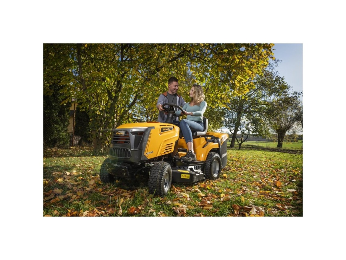 Dvouválcový travní traktor 102 cm se zadním výhozem a hydrostatickou převodovkou Riwall PRO RLT 102 HRD TWIN
