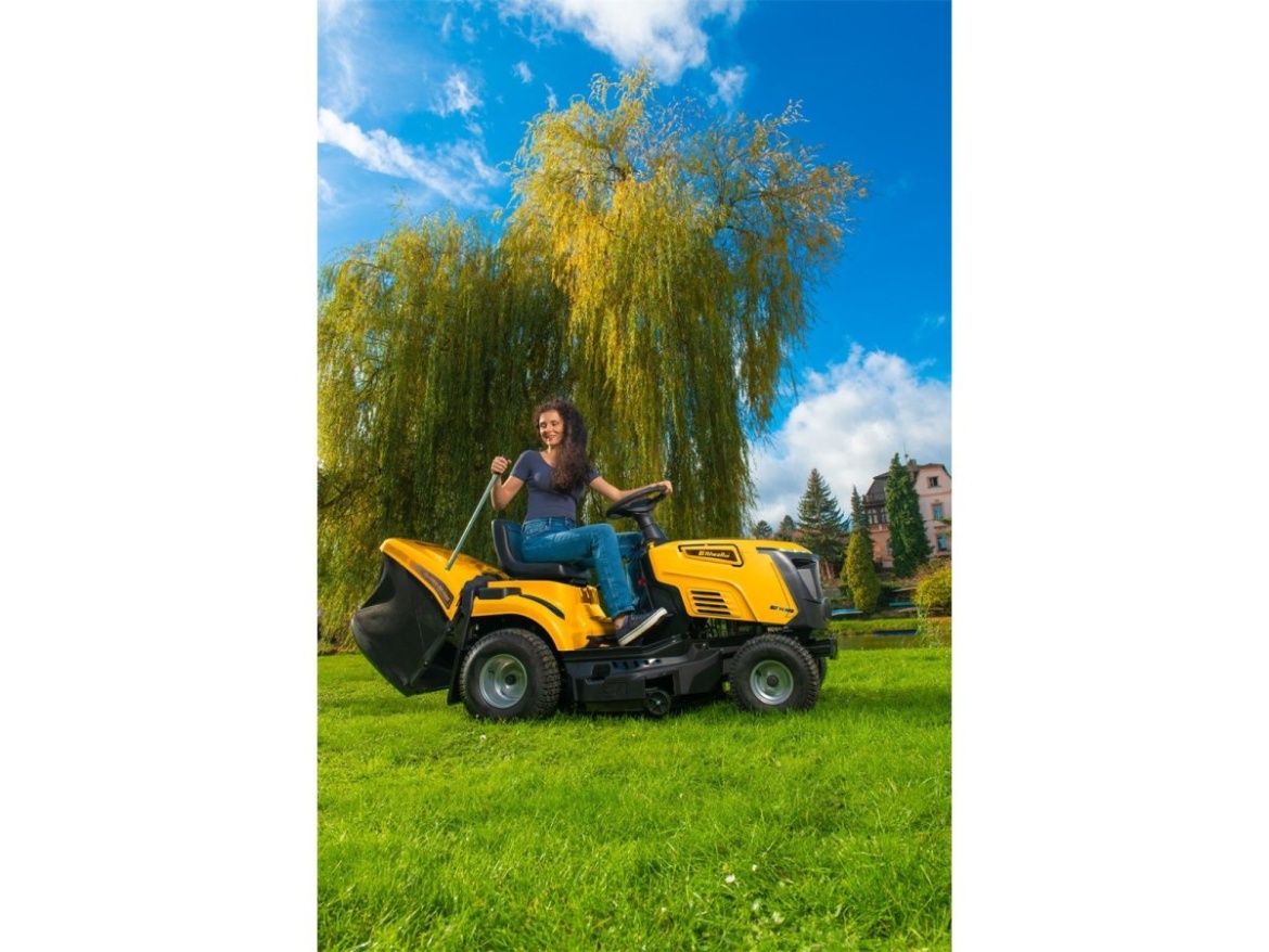 Travní traktor 92 cm se zadním výhozem a hydrostatickou převodovkou Riwall PRO RLT 92 HRD