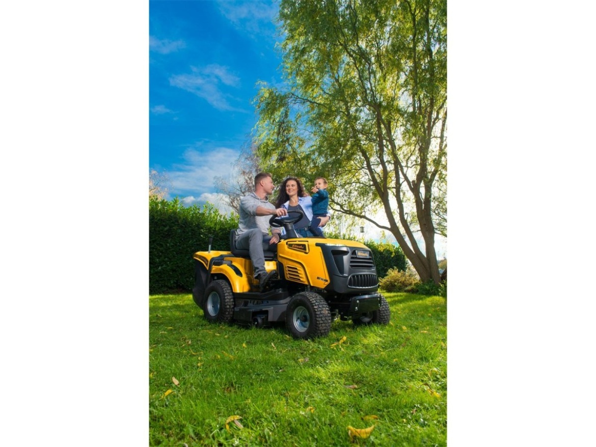 Dvouválcový travní traktor 102 cm se zadním výhozem a hydrostatickou převodovkou Riwall PRO RLT 102 HRD TWIN