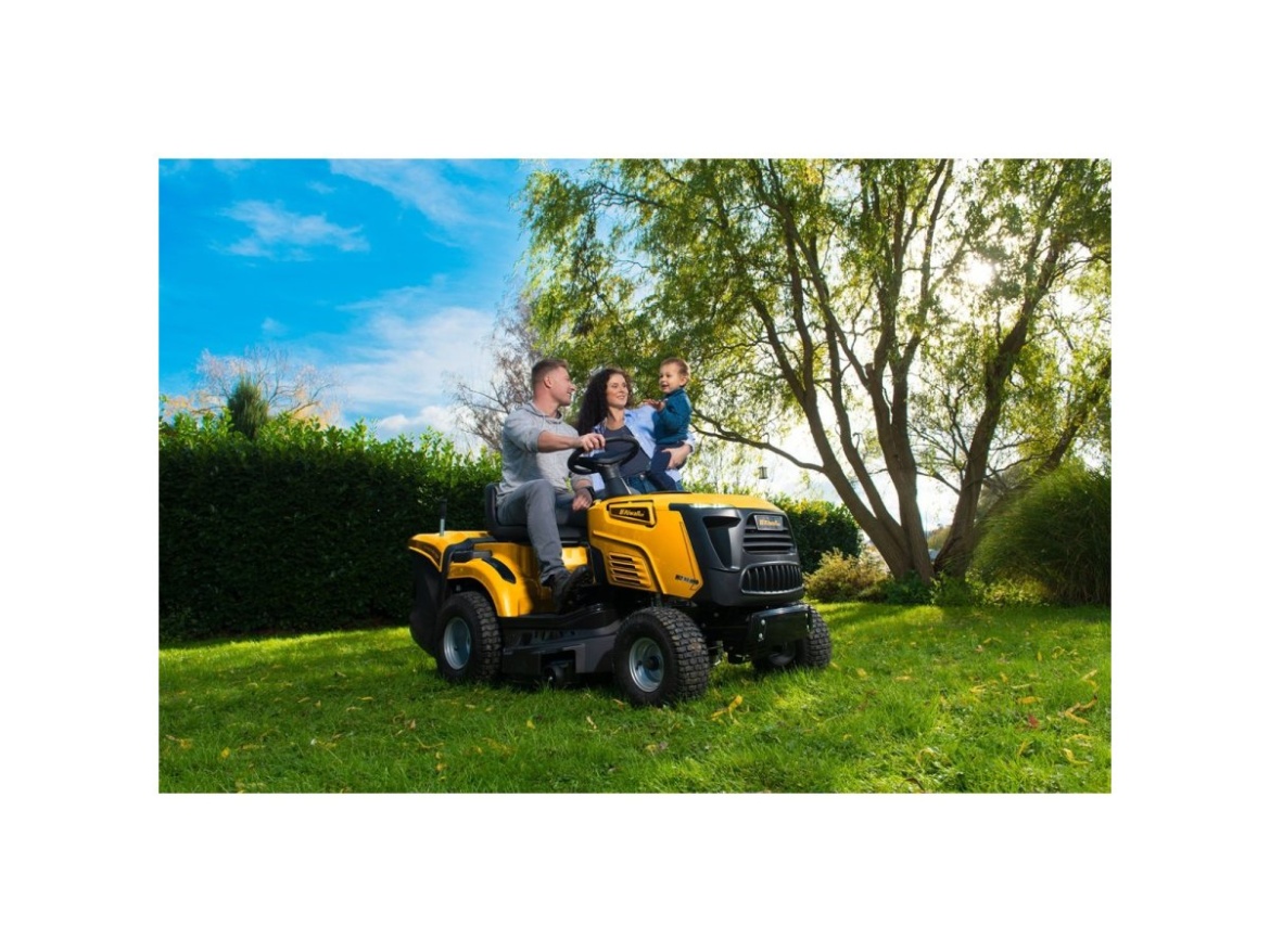 Travní traktor 92 cm se zadním výhozem a hydrostatickou převodovkou Riwall PRO RLT 92 HRD