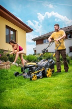 Multifunkční travní sekačka 4 v 1 s benzinovým motorem a pojezdem Riwall PRO RPM 5135