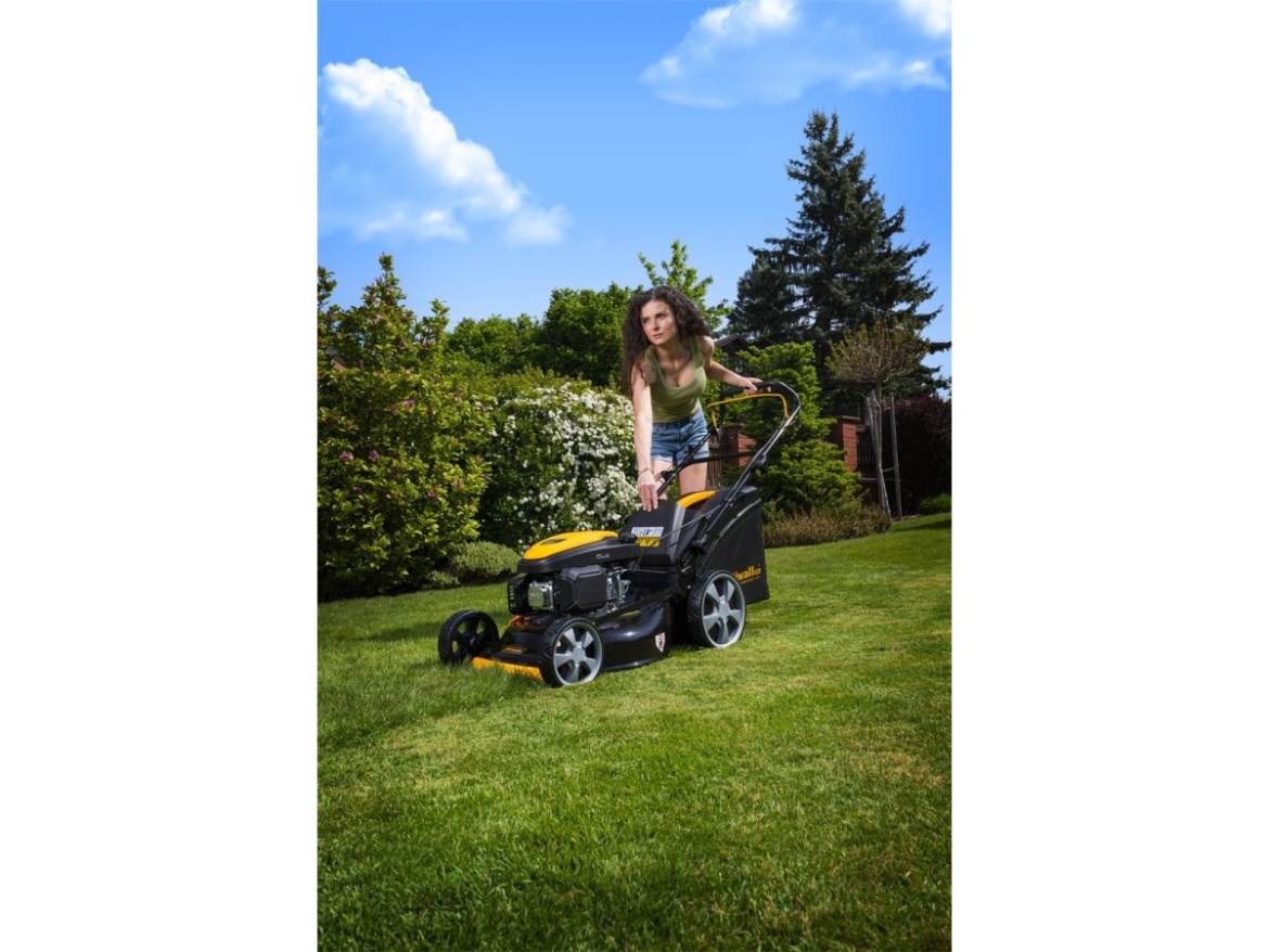 Multifunkční travní sekačka 4 v 1 s benzinovým motorem a pojezdem Riwall PRO RPM 5155 PRO